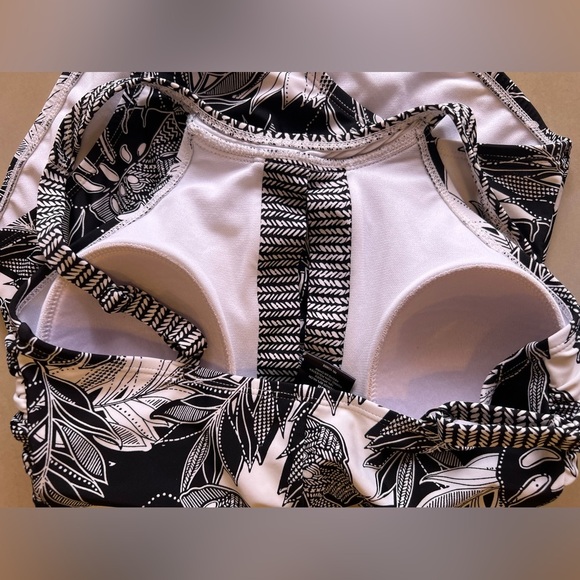 Catalina Women's High Neck Keyhole One Piece Swimsuit Size Small Black/White - Picture 9 of 13